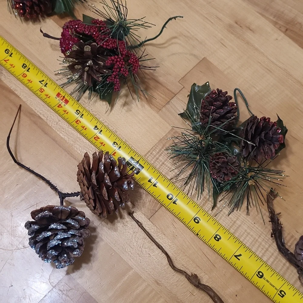 Christmas Decorations Small Individual Wreaths w Pinecones & Glitter